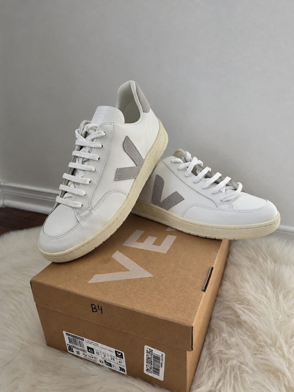 Veja V-12 Leather Lightweight Logo Sneaker